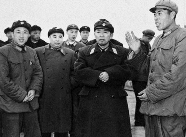 1955年授銜，林彪對劉亞樓的軍銜感到不滿，為他出頭建議授予大將