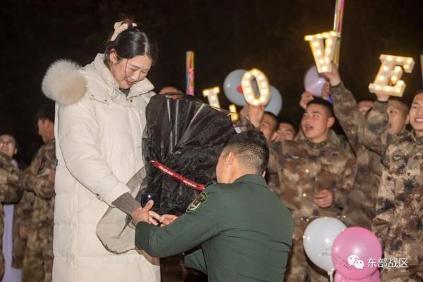 陸軍上士向武警退役女兵求婚，超甜