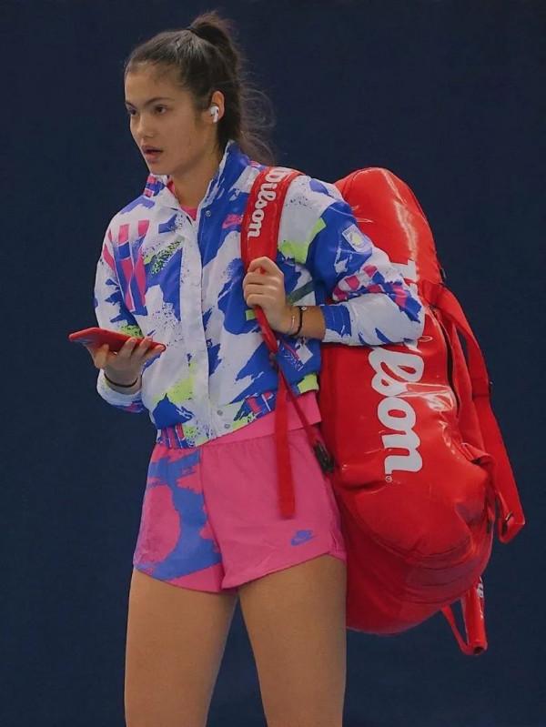 時尚圈和英王室寵愛的18歲華裔女孩，東北話說得好溜