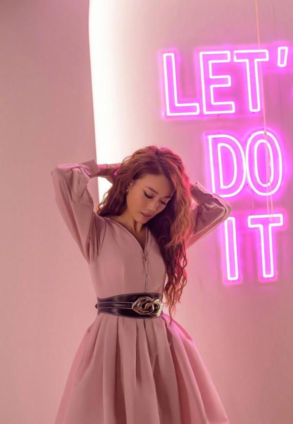 容祖兒衣帽間自拍大片曝光 粉裙波浪捲髮俏皮可愛