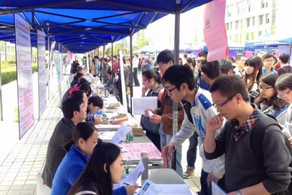 900萬應屆畢業生，敲不開網際網路大廠之門，雙非學歷是“原罪”？