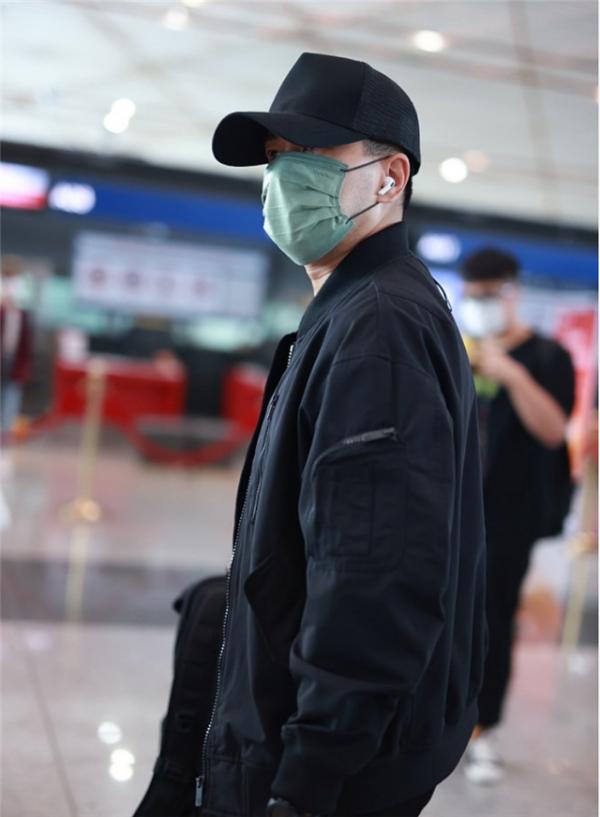 劉愷威魏大勳機場偶遇,魏大勳慌忙躲避,劉愷威面露尷尬全程黑臉 劉愷威魏大勳機場偶遇,魏大勳慌忙躲避,劉愷威面露尷尬全程黑臉