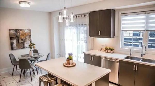 多倫多列治文山 帶電梯三層鎮屋 兩年新