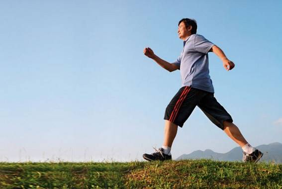 長期堅持走路運動，會發生什麼？醫生：每天走一走，能防3種病