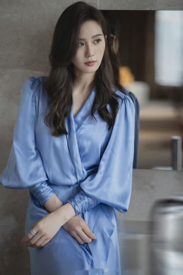 劉詩詩藍色絲綢長裙優雅靈動 秀精緻側顏氣質溫柔 劉詩詩藍色絲綢長裙優雅靈動 秀精緻側顏氣質溫柔