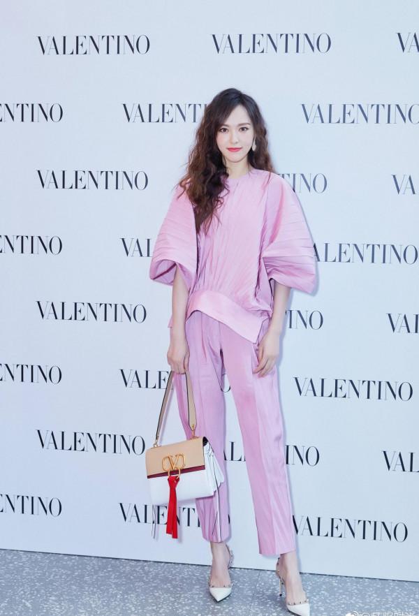 唐嫣終於換新發型，泡麵頭也美得不像話，大概這就是仙女吧