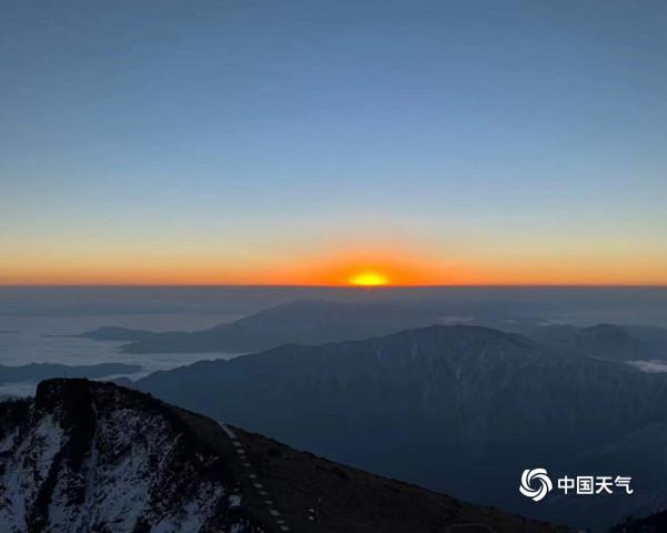 四川牛背山雲海壯觀 日出時分現&OpenCurlyDoubleQuote;金邊一線天&rdquo;景觀