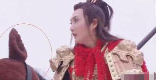 拍戲用假馬就算了，你這馬也假的太過分了