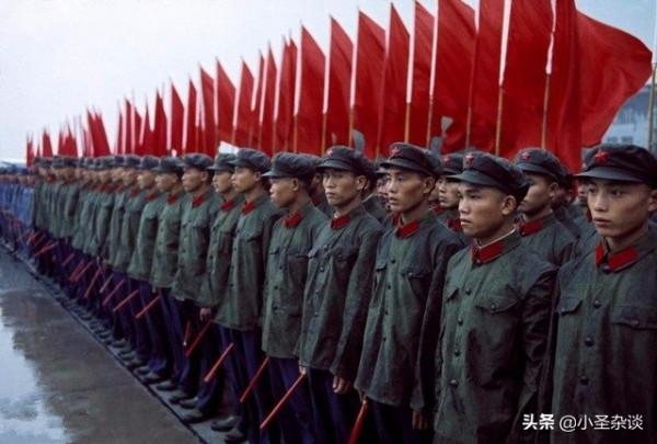 70年代解放軍：戰鬥力極強，官兵統一身著“三點紅”的六五式軍服