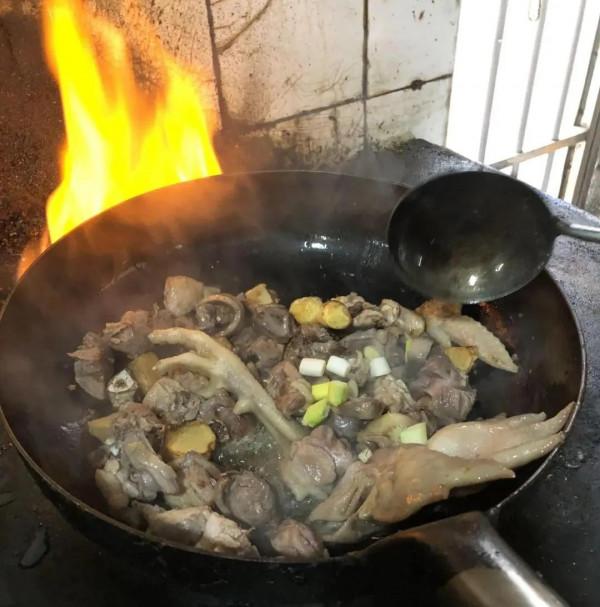 6道燉菜人氣旺，全靠幹菌來提香！醬肘子放茶樹菇，鮮香加倍