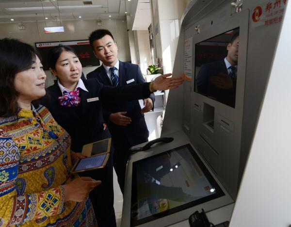 為什麼銀行工作人員幫你開通手機銀行時這麼熱情？原因是什麼？