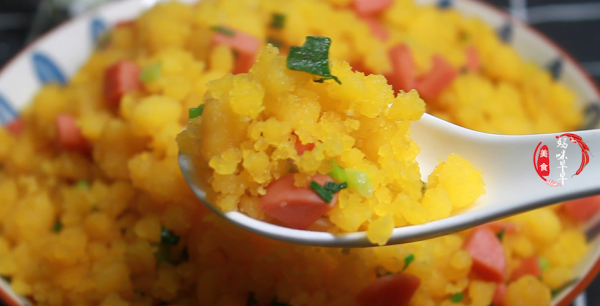 陝西中年夫妻的簡約午餐，一盤玉米麵走紅朋友圈，勾起了兒時回憶