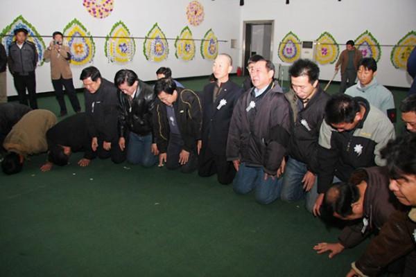 範振鈺葬禮:郭德綱、孟凡貴前來祭奠,16位徒弟跪別 範振鈺葬禮:郭德綱、孟凡貴前來祭奠,16位徒弟跪別