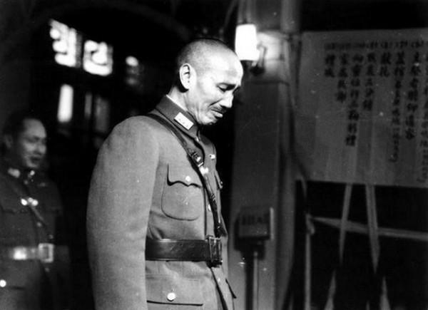 1948年底，一架國民黨軍飛機轟炸蔣介石，可惜炸偏了