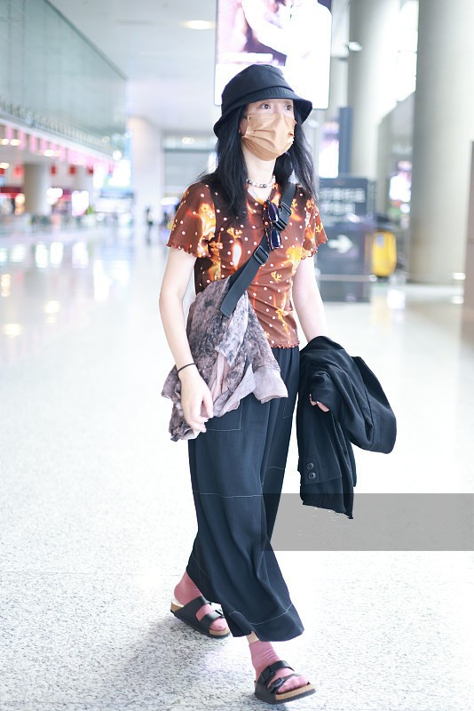 周迅帶火了“不羈風”，闊腿褲配拖鞋看似邋遢，實則隨性又時髦