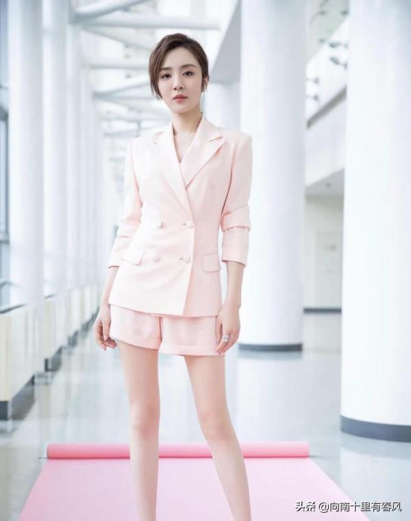 王曉晨的好身材藏不住，穿“蕾絲+薄紗”連衣裙，真有富家小姐範