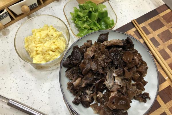 木耳、雞蛋和辣椒，一起炒真是絕配，素菜也能吃得津津有味，真香