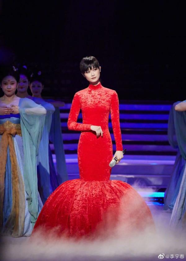 李宇春女人味十足，看得出來，這些年確實很努力！楊丞琳既視感