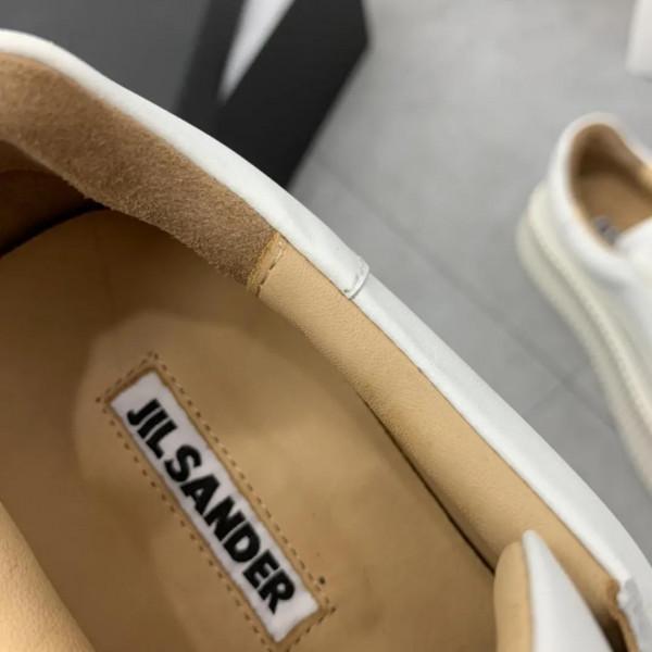 一款極簡的厚底小白鞋 一款極簡的厚底小白鞋