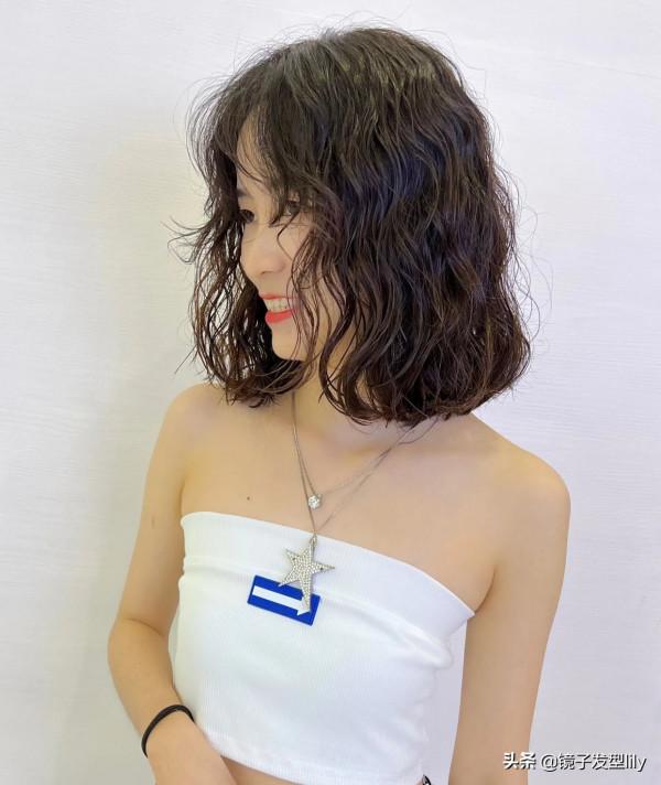 年底什麼髮型比較火？小卷大卷內扣髮型不能少，瘦臉時尚顏值高