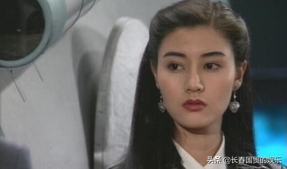 “最美港姐”李嘉欣青澀舊照曝光，清純甜美滿臉膠原蛋白