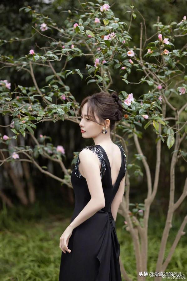 張嘉倪一襲黑色連衣裙優雅氣質，盡顯女神範