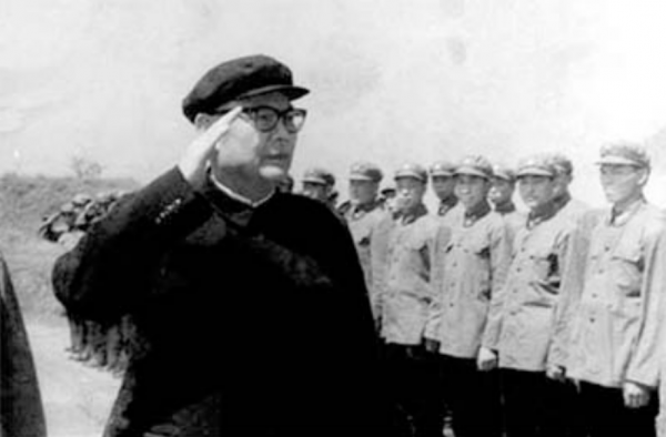 南海艦隊截獲一封情報，周恩來看後深吸一口氣，連忙給葉帥打電話