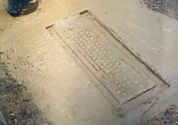 18世紀鋪建的石板路，出現了電腦鍵盤的浮雕，是穿越還是惡作劇？