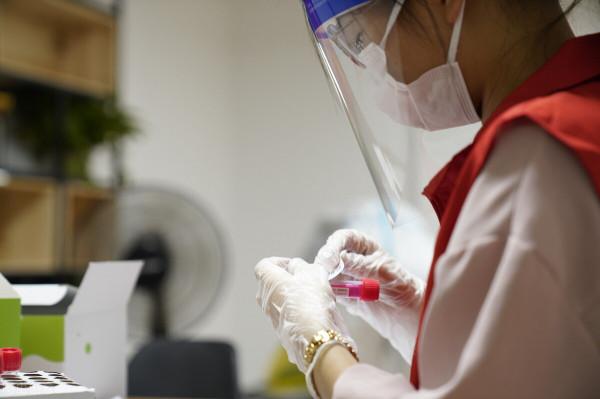 全球首款智慧換電無人駕駛商用車量產、巨無霸換電塊來了