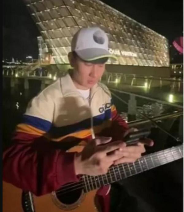JJ太愛玩啦！除夕夜在新加坡街頭開直播、粉絲有福啦