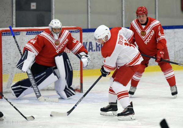 普京與白俄羅斯總統盧卡申科一起打冰球 展現高超球技