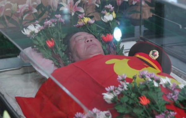 他因與毛澤東太像，被葉劍英欽點出演“毛主席”，李訥見他後痛哭