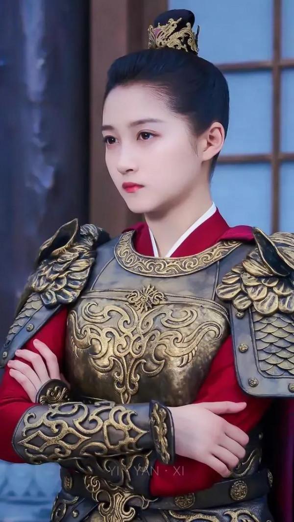 穿上古裝片，關曉彤美翻了