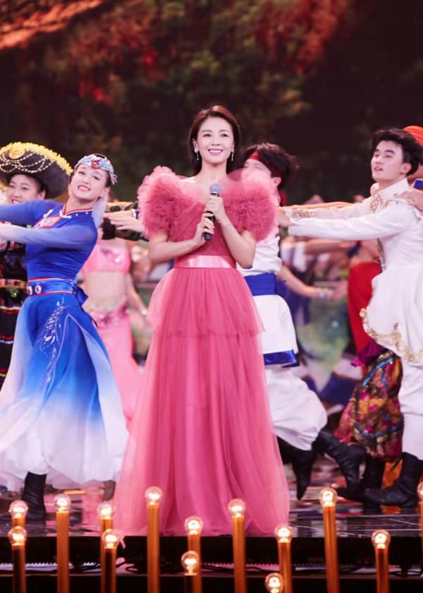 央視國慶晚會群星閃耀！劉嘉玲穿國產高定，劉濤戴30萬元珠寶吸睛