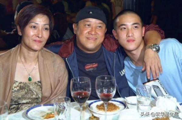 曾志偉照顧好友遺孀，兩人逛超市配合默契，出雙入對7年關係成謎