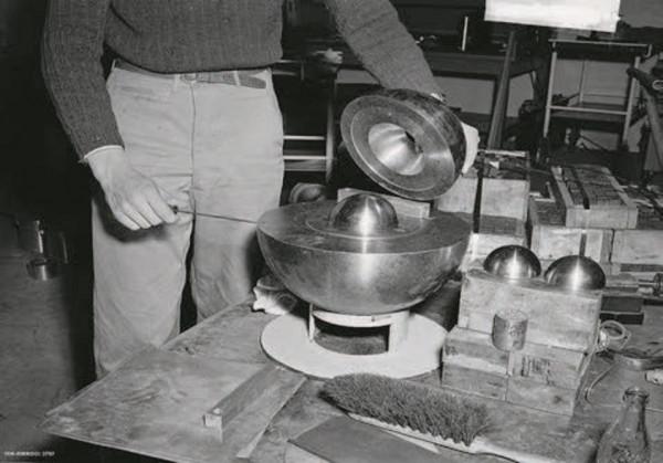 一顆不起眼的金屬球，本應成為原子彈轟炸日本，卻連殺兩名科學家