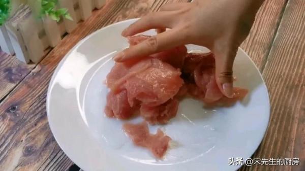 今天分享幾個小技巧~讓你做的水煮肉片也和外面飯點一樣口感嫩滑 今天分享幾個小技巧~讓你做的水煮肉片也和外面飯點一樣口感嫩滑