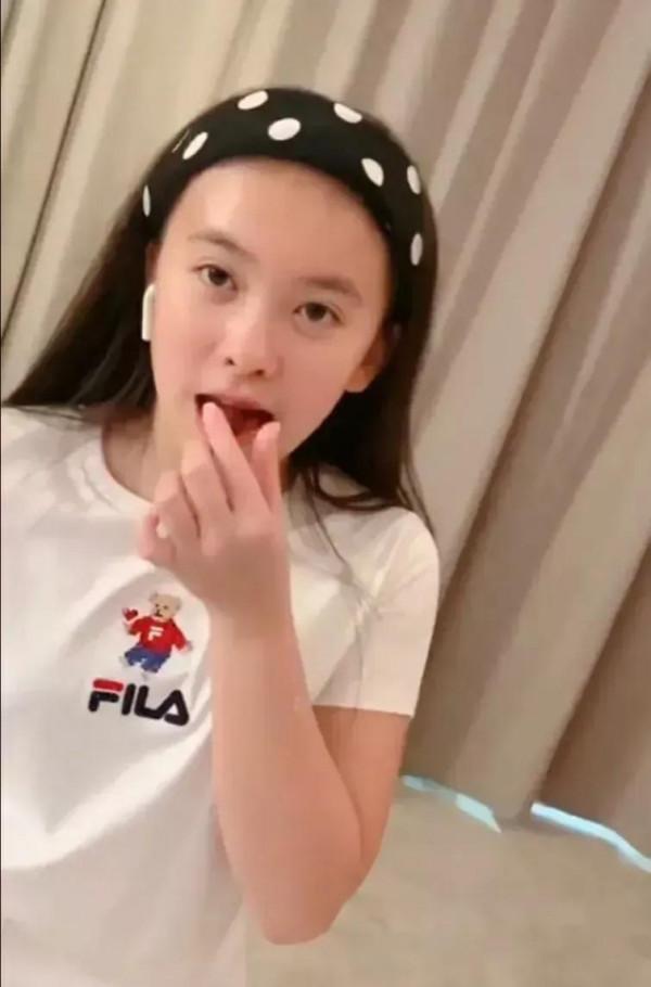 劉濤女兒長大和王珂越來越像了，沒有小時候可愛