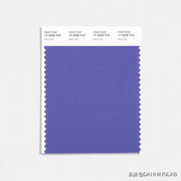 藍藍紫紫的新奇組合,跟著2022流行色長春花藍看搭配 藍藍紫紫的新奇組合,跟著2022流行色長春花藍看搭配