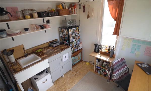 她低價買下10㎡“迷你房”，蝸居日子轉眼已1年，網友：自得其樂