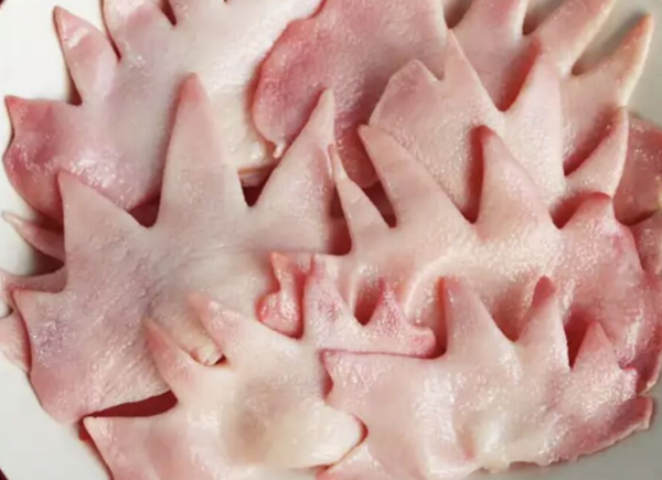 山東大哥賣“奇葩”小吃，原本白送都沒人要的東西，卻賣10元一份