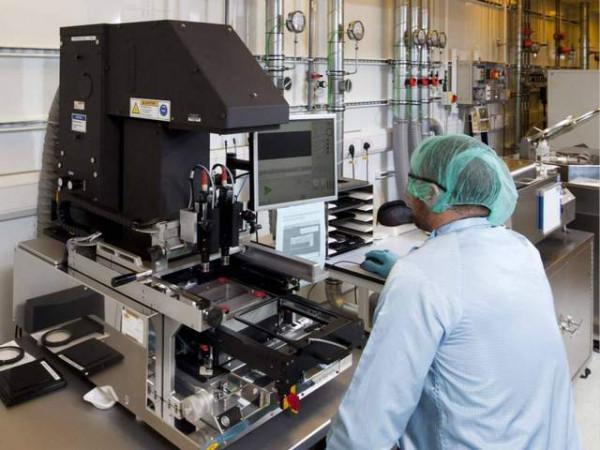 俄羅斯1臺光刻機都沒有，晶片90%依賴進口，老美為何不卡他脖子