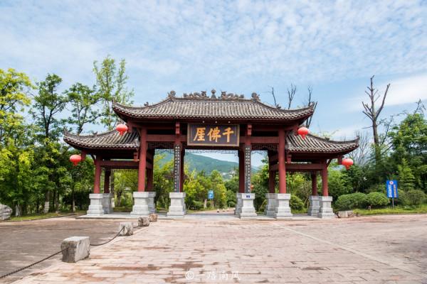 四川廣元這片懸崖佛窟好壯觀，未來有望成為世界遺產，你去過嗎？