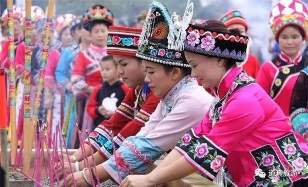 仡佬族剪紙教程:都說花兒美,美麗的仡佬族姑娘比花還美 仡佬族剪紙教程:都說花兒美,美麗的仡佬族姑娘比花還美