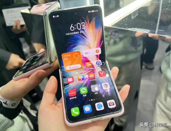 華為P50 Pocket正式釋出，首款上下摺疊屏手機