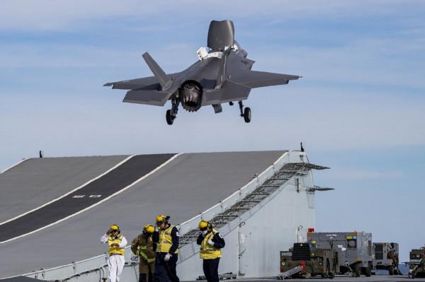 英國航母F35B戰機墜海 美國將出動打撈利器援助 前身曾撈出過氫彈
