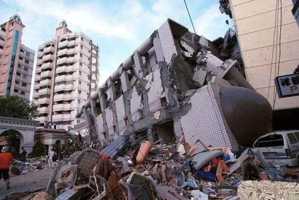 如果發生地震時高層和底層哪個最安全？今天終於明白了