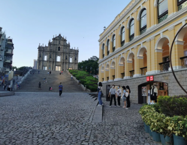 麻煩了！澳門疫情社群爆發今天再增兩例確診，這名外輸確診者成“毒王”，13名新冠肺炎本土確診者都與之同源