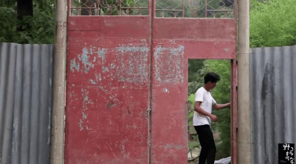 三個90後畢業不工作,跑到深山花八百塊租下荒宅,引400w人圍觀 三個90後畢業不工作,跑到深山花八百塊租下荒宅,引400w人圍觀