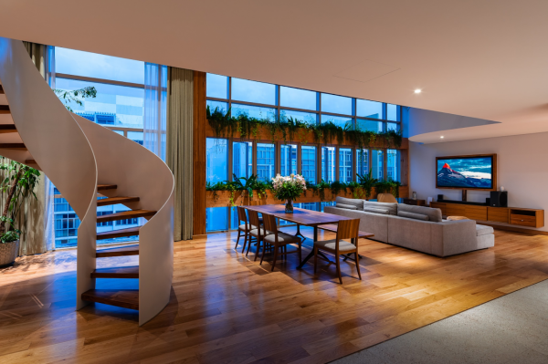 樓頂搭廊架種樹，像個公園，這套頂複式跟別墅一比，好像真的沒輸